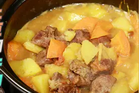 牛肉焖土豆,原汁原味的做法,出锅就是抢手菜