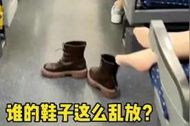 搞笑段子合集：在车厢碰见穿丝袜还脱鞋的小姐姐，小伙做法真解气视频封面