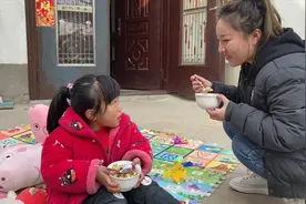 小龙给萌萌和青做米老头吃，经验不足翻了车，一人配把勺子挖着吃视频封面