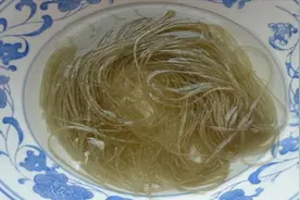 原来泡发粉条这么简单，抓紧学会这诀窍，5分钟泡发软滑有嚼劲！视频封面