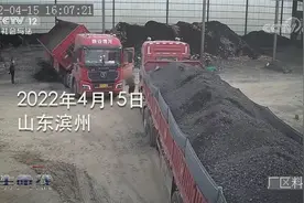 山东 下车忘挂停车挡 司机被挤两车车头之间视频封面