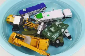 玩具车总动员，装载机、坦克、垃圾车，认识汽车玩具的中英文单词视频封面