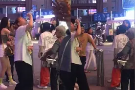 可爱又善良！南阳一女孩为给拾荒老人空瓶，站在街头努力喝光水视频封面