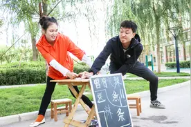 唱辣条之歌送辣条，不料小伙是高手，老板亏大了