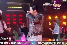 周杰伦带领战队演唱《说走就走》，嗨翻全场尖叫不停！杰伦最帅！