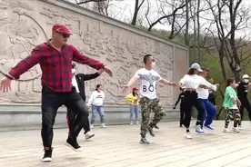 广场舞《阿妹等哥来》男人跳广场舞不输大妈，优美大气好看