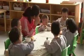 小男孩当街亲吻小女儿，男孩母亲的举动，遭网友无下限指点视频封面