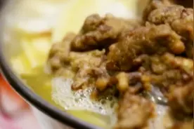 新疆烤肉味道鲜美，原来是这么腌制的，老板出来爆料了