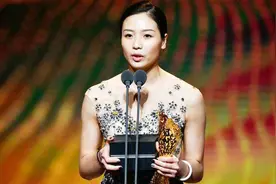 女排女神！魏秋月紧身裤现身街头，大秀大长腿气质、身材不减当年视频封面