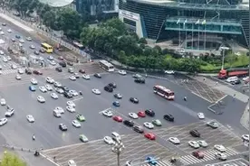 成都多个区的居民听到一声巨响，气象部门：未监测到打雷视频封面