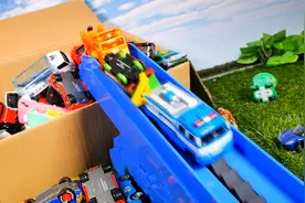 迪士尼儿童汽车玩具车轨道循环行驶趣味游戏，亲子玩具小汽车过桥视频封面