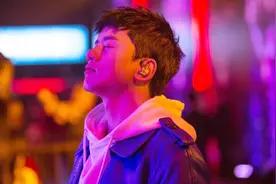 张杰出演话剧《曾经如是》 自曝比开演唱会还紧张