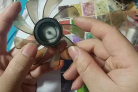 小伙伴买的影驰GTX550Ti，大叔修好后，发现风扇不知怎么断了