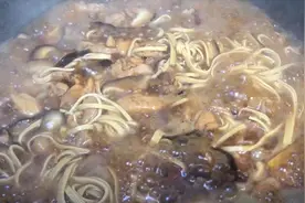 2个鸡腿2个香菇一把豆腐丝，教你做出黄焖鸡米饭，比外面卖的好吃