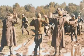 三个苏联残兵拦路投降，被德军当场就毙了视频封面