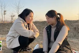 妞妞找小燕商量订亲的事，看到俩人偷约会，场面弥漫着幸福的味道