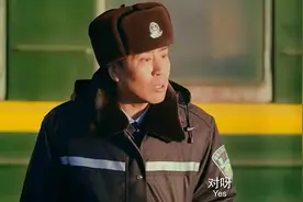 过年好：老父亲火车站接女儿，怎料女儿早已是大人物，真心酸视频封面