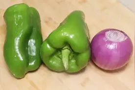 1个洋葱2个青椒，简单一做，好吃又营养，我家一周吃3次，真香