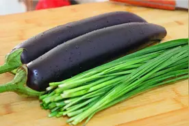 韭菜不包饺子吃了，加上2个茄子，第一次见这种做法，真是太香了