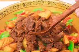 汤汁都能吃光土豆炖牛肉，做法太简单，软烂脱骨，解馋