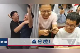 广西学霸考723分，查分后淡定露出微笑，旁边老师激动拿手机拍照视频封面