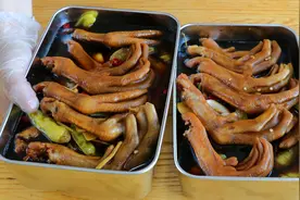 自制特色酱醋泡鸭爪的做法，酸辣入味有嚼劲，夏天吃冰爽又开胃！