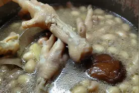 胶原蛋白丰富的花生鸡脚煲，做法步奏详细告诉你，记得常煲来喝哦
