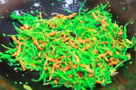 厨师长分享家常梅豆角炒肉做法，肉丝滑嫩，豆角清脆没有豆腥味