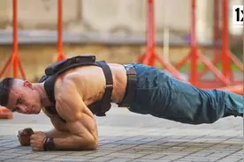 负重30斤！俄罗斯大兵挑战军用“腰腹核心训练”，一般人做不了！视频封面