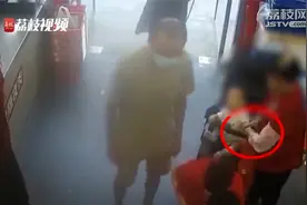 无语！老人8秒拽走孩子手腕上黄金手镯：拿回家给自己孙子戴视频封面