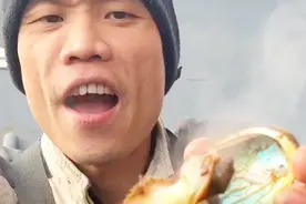 渔民大哥先来一个小鲍鱼，后面的内脏不能吃，网友：一口一个真香视频封面