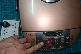 电饭煲灯一闪一闪，开关都按不了，这个问题不用花钱的就能修好