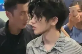 蔡徐坤机场被拍，生图下暴露真实颜值，网友：突然觉得还挺帅