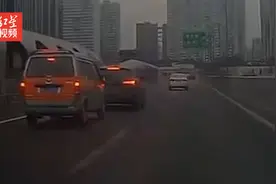 奥迪车超车后踩刹车，被超面包车失控撞车 成都交警介入调查视频封面