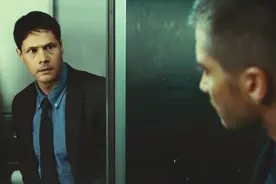 小伙火车上照镜子，却发现镜子中的人不是自己