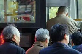 上海打响第一枪，取消老年人免费公交特权，年轻人鼓掌噩梦结束视频封面
