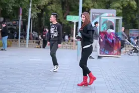 黑色紧身牛仔裤，衬托凹凸身材，搭配马丁短靴，展现青春活力视频封面
