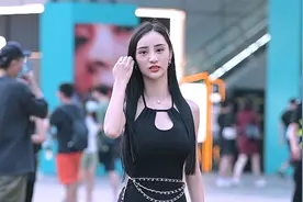超级车模吴春怡，修身无袖连衣长裙，搭配透明尖头细跟鞋视频封面