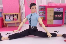 爸爸教女儿练劈叉，结果后悔了视频封面