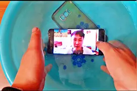 小林解说：碎屏手机直接扔进水里，竟然还能用！视频封面