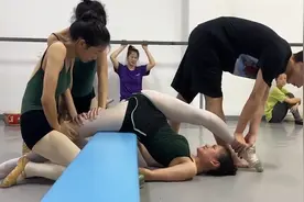 舞蹈生被同学强制拉伸一字马，痛感高达7级，舞蹈之路太艰辛视频封面