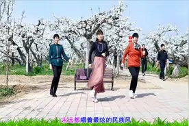 春天梨园梨花开，三人跳广场舞《最炫民族风》心情美美的