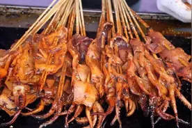 街边人气美食铁板鱿鱼，教你家庭版做法，鲜嫩不腥，3大只不够吃视频封面
