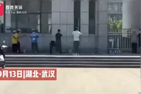武汉扔外卖高校保安发声：用小哥最心疼的方式才能让他守规矩视频封面