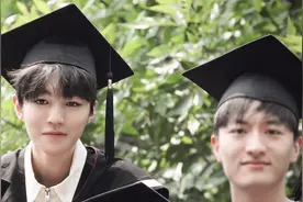 王俊凯拍大学毕业照，爬金字塔引众人围观，网友：看着他长大的