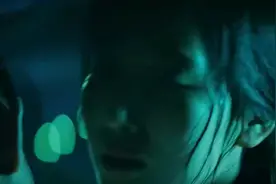 几名男同学傍晚看见仇人的车，看见校花在车里，转身就跑视频封面