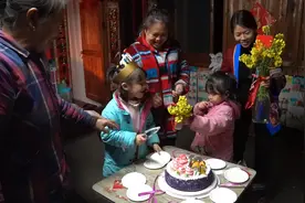 女儿7岁生日，丫头哥给她买了一个大蛋糕，三嫂的礼物更有创意视频封面