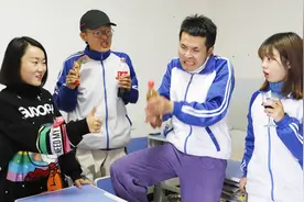 学校考试喝可乐，没想到学渣喝前摇一摇竟获得满分？真有趣