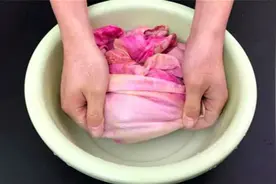 枕套发黄别拿肥皂洗，教你小窍门，洗完和新的一样干净，省时省力视频封面