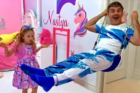 纳斯特亚遇到了一个神奇的独角兽，他把房间变成一个秋千室视频封面